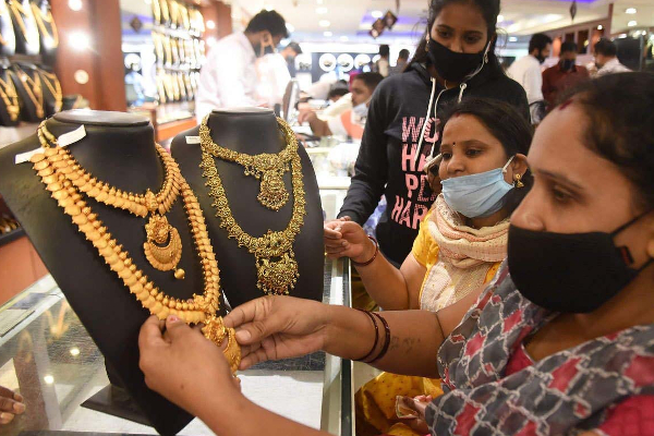 Today Gold Rate: மீண்டும் மீண்டும் உச்சம் தொடும் தங்கம், வெள்ளியின் விலை... இன்று சவரன் எவ்வளவு? | Gold Rate January 13 2026 India And Srilanka