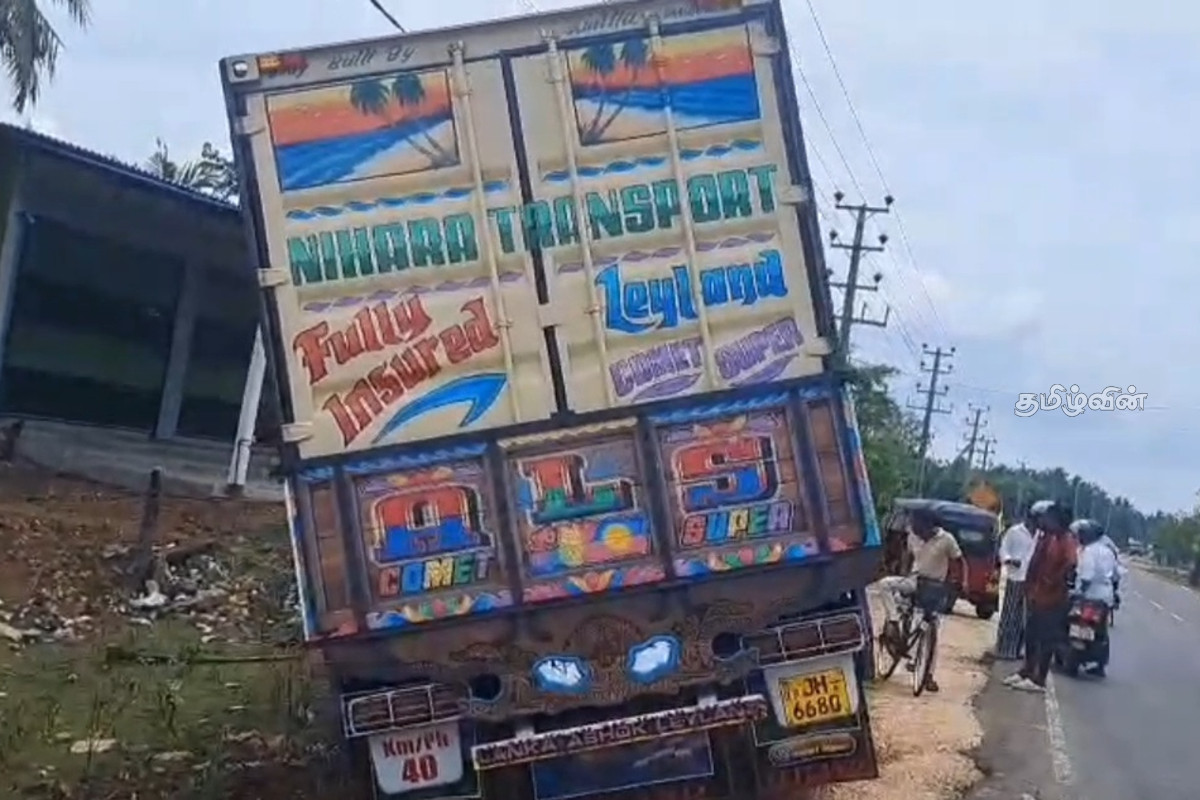 ​கிண்ணியாவில் வடிகானுக்குள் வீழ்ந்து விபத்துக்குள்ளான லொறி! | Lorry Accident In Kinniya