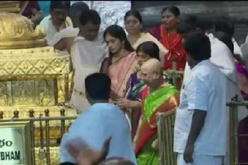 மொட்டை அடித்து வேண்டிக்கொண்ட முதலமைச்சர் மனைவி - திருப்பதியில் சாமி தரிசனம்!