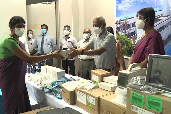 කොවිඩ් රෝහල් 12කට වෛද්‍ය උපකරණ පරිත්‍යාග කෙරේ...(PHOTO) | Srilanka Health