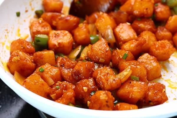 மீந்து போன இட்லியில் இனி உப்புமா செய்யாதீங்க.... இப்படி செய்தா சட்டுன்னு தீந்துடும்! | Best Leftover Idly Recipe How To Make Chilli Idly