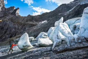 சுவிஸில் உருகும் பனிப்பாறையால் வெளிவரும் மர்மங்கள்!
