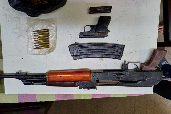 சிறைச்சாலை அதிகாரியின் வீட்டிலிருந்து கண்டுபிடிக்கப்பட்ட பயங்கர ஆயுதங்கள் | Firearms And Drugs Were Found Jailer S House