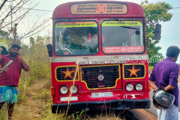 யாழில் இடம்பெற்ற கோர விபத்து: பெண் ஒருவர் வைத்தியசாலையில்...! | Jaffna Accident A Woman Was Killed