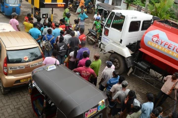 எரிபொருள் பற்றாக்குறை  -  மே மாத இறுதிக்குள் நாடு மூடப்படும் அபாயம்