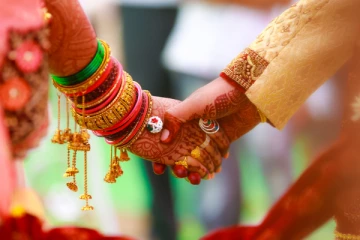 15 ஆண்டுகள் தன்னுடன் வாழ்ந்த மனைவிக்கு வேறு திருமணம் செய்துவைத்த கணவன்