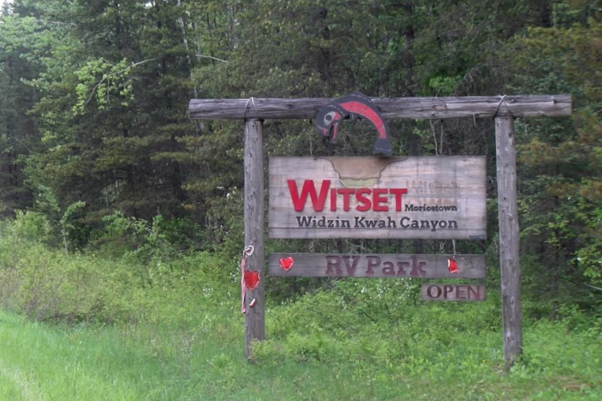 பிறருக்கு உதவச் சென்றவருக்கு நேர்ந்த பெருஞ்சோகம் | Man Dead 2 Others Injured In Crash Near Smithers