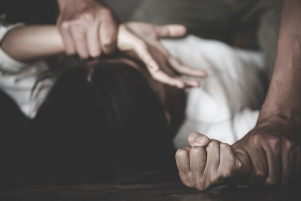 நள்ளிரவில் பர்த்டே பார்ட்டி - ஆண் நண்பர்களால் இளம் பெண்ணுக்கு நேர்ந்த கொடூரம்! | A Young Woman Assaulted By Friends In Party