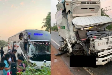 கொடிகாமத்தில் பாரிய விபத்து: யாழ்ப்பாணம் நோக்கி பயணித்த சொகுசு பேருந்து முற்றாக சேதம் ( படங்கள்)