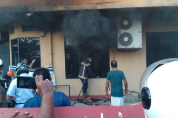 திருகோணமலையிலுள்ள தேசிய சேமிப்பு வங்கியில் திடீரென தீ பரவல் (VIDEO)