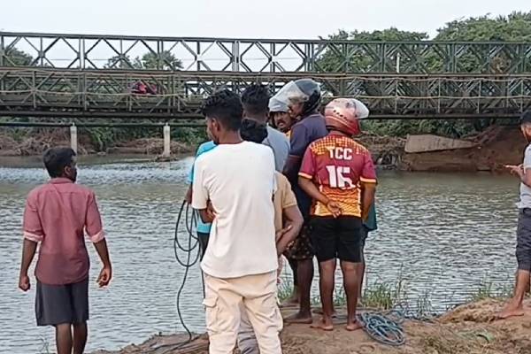 முல்லைத்தீவு பாலத்தின் கீழ் விழுந்த மாடு மேய்ப்பவர் மாயம்! | Man Falls Under A 35 Bridge In Paranthan