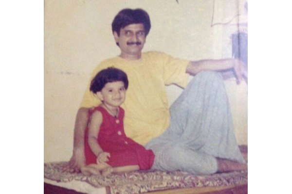 தொகுப்பாளினி பிரியங்காவின் அப்பாவை பார்த்துள்ளீர்களா?- இதுவரை பார்த்திராத புகைப்படம் | Priyanka Deshpande Dad Photo Unseen