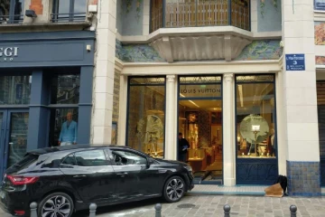 பிரான்சில் Louis Vuitton கடையில் காரை மோதி திருடர்கள் கொள்ளை