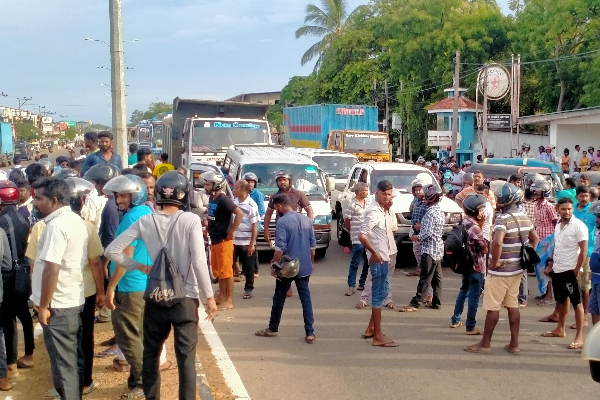 எரிபொருளுக்காக வீதிக்கிறங்கி போராடும் மக்கள் (Photos) | People Fighting On The Streets For Fuel
