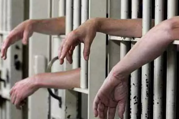 பூஸா சிறைச்சாலையில் இடம்பெற்ற களேபரம் : சிறை அத்தியட்சகருக்கு காயம் | Prison Superintendent Injured Attack Bosa Prison பூஸா சிறைச்சாலையில் இடம்பெற்ற களேபரம் : சிறை அத்தியட்சகருக்கு காயம் | Prison Superintendent Injured Attack Bosa Prison