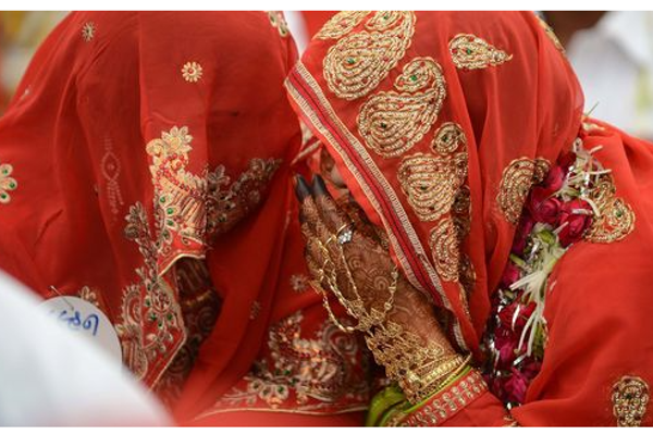 காத்துவாக்குல 2: ஒரே நேரத்தில் இரட்டை சகோதரிகளை திருமணம் செய்த நபர்! | Twin Sisters From Mumbai Get Married To Same Man