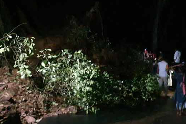 தடைபட்ட கொழும்பு - ஹட்டன் பிரதான வீதி : மாற்று வீதிகளை பயன்படுத்துமாறு அறிவுறுத்தல்! | Colombo Hatton Road Blocked Earth Mound Collapsing