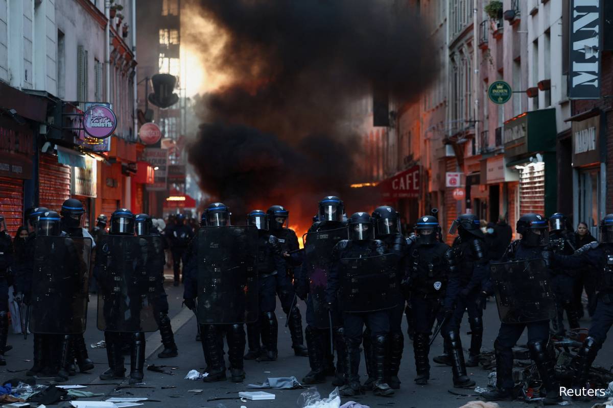 பொது இடங்களில் மக்கள் கூடுவதற்கு தடை... மேக்ரான் எச்சரிக்கை | Macron Says Demonstrations Will Be Banned If Need