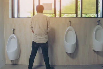 ஆண்கள் நின்று கொண்டு சிறுநீர் கழிப்பது ஆபத்து விளைவிக்குமா?