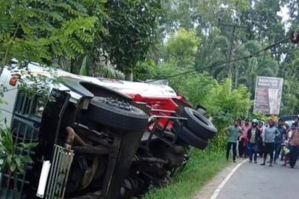 13,200 லீற்றர் டீசலுடன் கவிழ்ந்த பவுஸர் | Overturned Bowser With 13 200 Liters Of Diesel