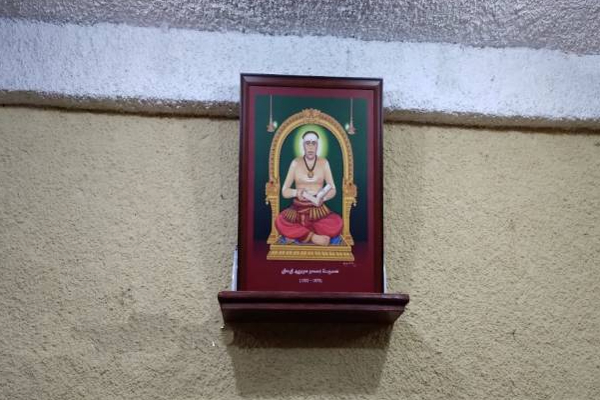 வடமாகாண ஆளுநரின் பணிப்புரை: மீண்டும் அதே இடத்தில் பொருத்தப்பட்ட நாவலர் உருவப்படம் | Northern Province Governor Order Novels Portrait
