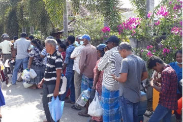 மட்டக்களப்பில் மண்ணெண்ணெய்க்காக நீண்ட வரிசையில் காத்திருந்த பொதுமக்கள்