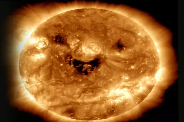 நாசா வெளியிட்ட வினோத புகைப்படம் | Un Is Smiling Nasa Captures Suns Cutest Picture