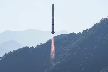 தாமரை வடிவிலான புதிய செயற்கைக்கோளை விண்ணில் செலுத்திய சீனா