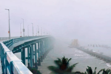 பாம்பனில் 2ம் எண் புயல் கூண்டு: ராமேஸ்வரம், தனுஷ்கோடியில் 3ம் நாளாக கடல் சீற்றம்..!