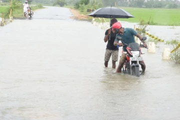 சின்னமுகத்துவாரம் ஆற்றுமுகப்பிரதேசம் தானாக உடைப்பெடுப்பு : பிரதான வீதியின் மேலாக பாயும் வெள்ளநீர்
