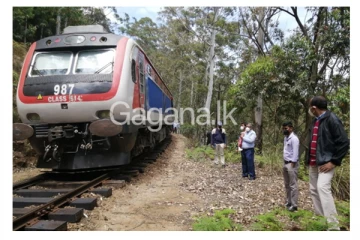 දුම්රිය මාර්ගයකට බැම්මක් කඩා වැටීම නිසා ගමනාගමනයට බාධා.