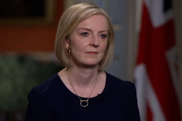 மன்னிப்பு கேட்ட பிரித்தானிய பிரதமர் லிஸ் டிரஸ்: நெருக்கடிக்கு மத்தியில் பதவியை காப்பாற்ற போராட்டம்