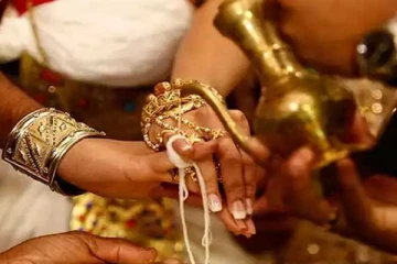 මංගල ඇදුමින් සැරසී පොලිසියට ගිය පෙම්වතිය, පොලීසිය ඇතුලේම මගුල් කයි..