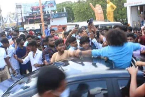 கடை திறப்பு விழாவிற்கு சென்ற குக் வித் கோமாளி புகழ்.. அடுத்த சில மணிநேரத்திலேயே சீல் வைத்த அதிகாரிகள்! | Pugazh Cookwithcomali2 Cellphoneshop Closed Nellai