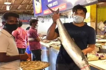 ஞாயிற்றுக்கிழமை முழு ஊரடங்கை முன்னிட்டு நேற்று வேலூர் இறைச்சி கடையில் குவிந்த மக்கள்