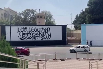 காபூலில் உள்ள அமெரிக்கா தூதரகம் மீது தாலிபான் சின்னம்