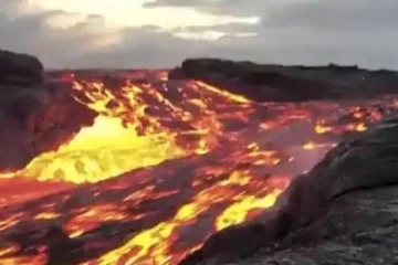 தீவில் ஒடும் தீப்பிழம்பு ,வைரலாகும் வீடியோ -  எங்கு தெரியுமா ?