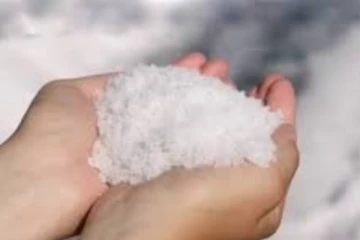 வீட்டில் உள்ள தீய சக்தியை விரட்டி நல்ல பலனை அடைய வேண்டுமா? கல் உப்பு பரிகாரம் இதோ!