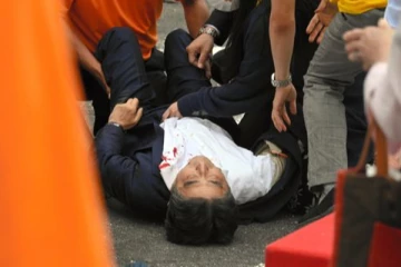 ஜப்பான் முன்னாள் பிரதமர்  மீது துப்பாக்கி சூடு : ஆபத்தான நிலையில் மருத்துவமனையில் அனுமதி