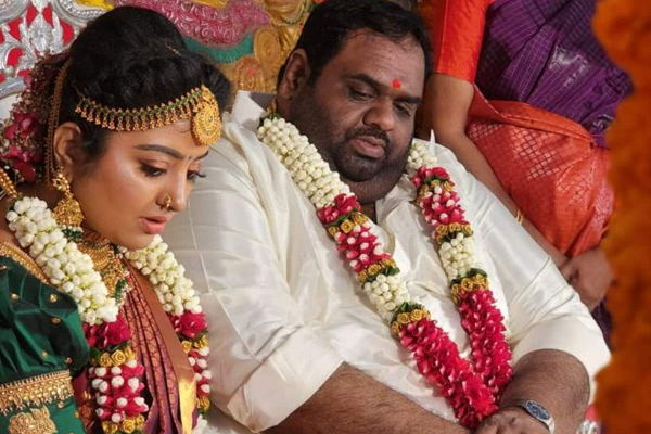 உடைந்த மஹாலக்ஷ்மியின் ரகசியம்…போட்டுடைத்த இரண்டாவது கணவர் ரவீந்தர் | Mahalakshmi Owns An Aud Car Ravinde