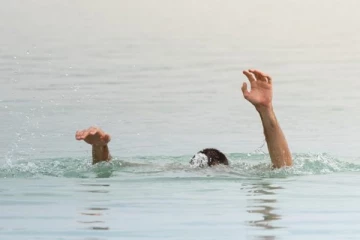 சேற்றில் சிக்கிய மகனை காப்பாற்ற இறங்கிய தாய்..இறுதியில் நேர்ந்த சோகம்