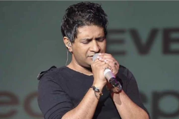 பிரபல பாடகர் மரணம் : விமான நிலையத்தில் துப்பாக்கி குண்டுகள் முழங்க மரியாதை - மம்தா பாணர்ஜி அறிவிப்பு!