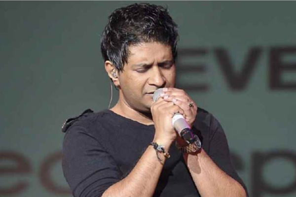 பிரபல பாடகர் மரணம் : விமான நிலையத்தில் துப்பாக்கி குண்டுகள் முழங்க மரியாதை - மம்தா பாணர்ஜி அறிவிப்பு! - தமிழ்நாடு