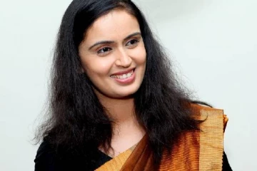 43 வயதான திருமணமாகாத நடிகை சந்திக்கும் சாமியார்.. கைலாசமே கதியா இருக்கும் மற்றொரு நடிகை