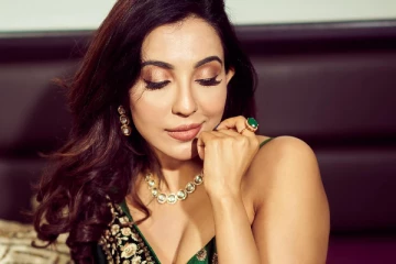 நடிகை பார்வதி நாயர் ஹாட் போட்டோஷூட்