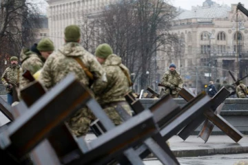 தாக்குதலை நிறுத்திய ரஷ்ய ராணுவம்: நகரை விட்டு வெளியேற தொடங்கிய மரியுபோல் மக்கள்!