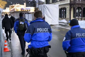 சுவிஸ் நகரமொன்றில் கத்திக்குத்து தாக்குதல்... பலர் காயம்: பொலிசாருக்கு ஏற்பட்டுள்ள சந்தேகம்