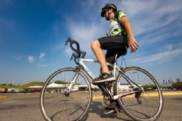 கைகளை பயன்படுத்தாமல் திய கின்னஸ் சாதனை படைத்த கனேடிய இளைஞன்!