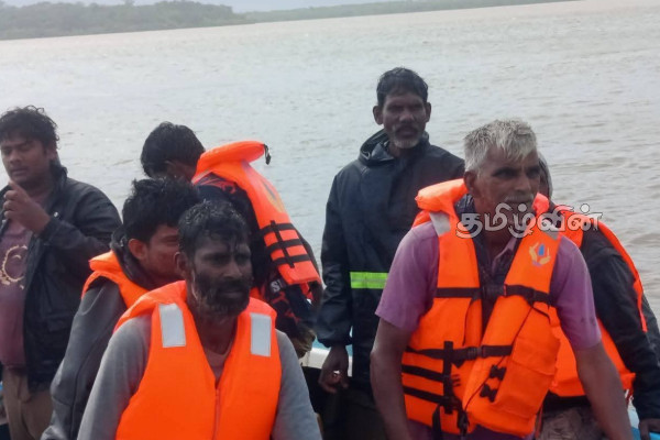 வயலுக்கு காவலுக்கு சென்று வெள்ளம் காரணமாக மீள திரும்ப முடியாதிருந்த விவசாயிகள் மீட்பு | Farmers Who Went To Guard The Fields Were Rescued