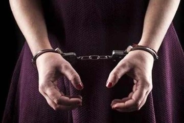 இளைஞனுடன் சிக்கிய 4 பிள்ளைகளின் தாய்; செய்த முகம்சுழிக்கவைக்கும் செயல்!